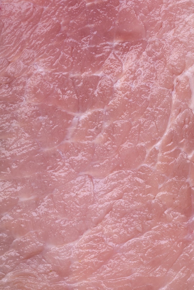 Photo 暗いコンクリートの背景に塩スパイスとハーブを添えた新鮮なジューシーな生の豚肉