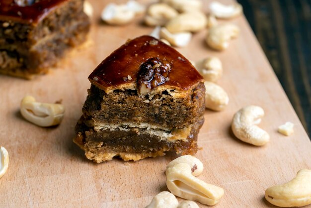 Photo a piece of fresh and soft baklava sweet oriental baklava sweets using nuts