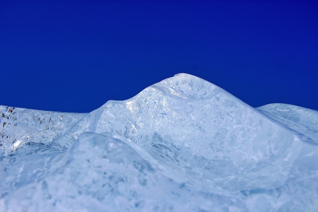 青い背景マクロの山の形の氷のかけら