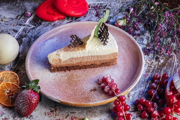 Pezzo di torta di mousse leggera ricetta della torta di mousse per tre cioccolatini