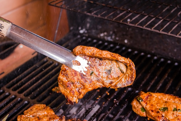 Un pezzo di carne. braciola di maiale.