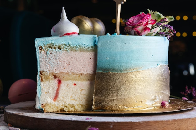 Pezzo di torta di mousse ai frutti di bosco a più strati