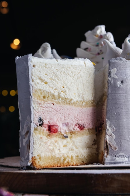 Foto pezzo di torta di mousse ai frutti di bosco a più strati