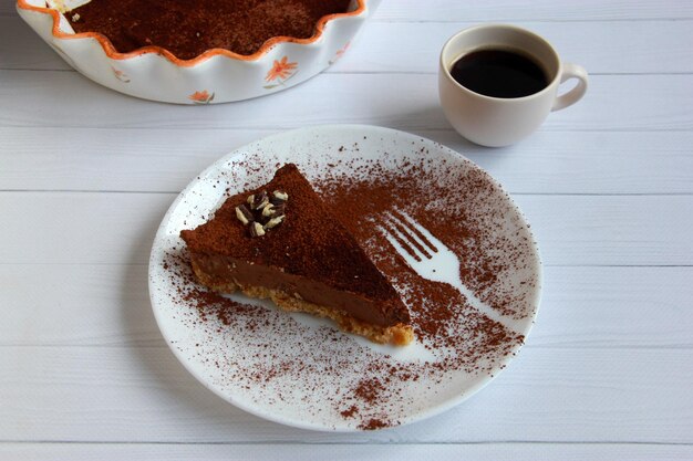 写真 ココア粉で粉された自家製のチョコレート・トラッフル・チーズケーキの塊