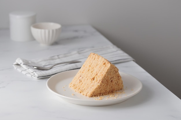 사진 흰색 테이블에 겹겹이 쌓인 홈메이드 꿀 케이크 조각