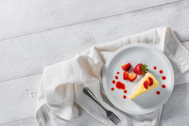 写真 イチゴのケーキのデザートとソースの白い皿の上にトッピング