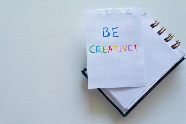 Photo a piece of paper that says be creative