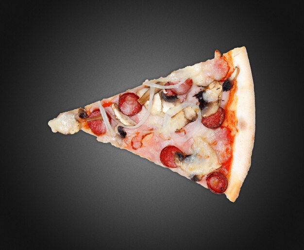 Foto un pezzo di pizza su uno sfondo scuro