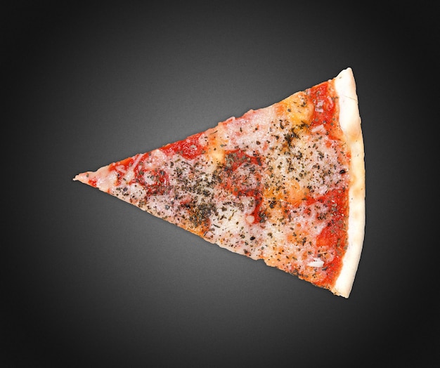 Foto un pezzo di pizza su uno sfondo scuro