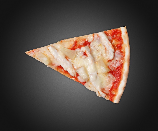 Foto un pezzo di pizza su uno sfondo scuro