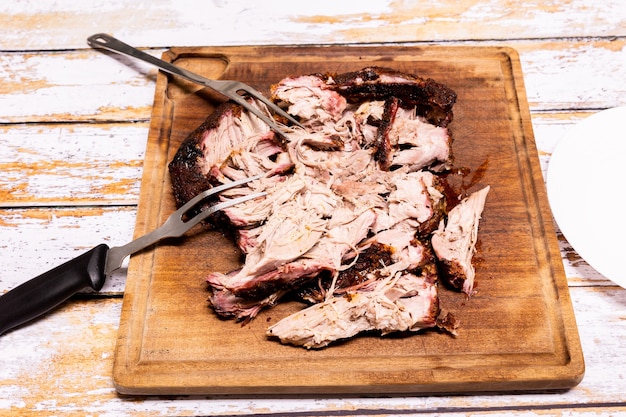 돼지 고기 조각을 문질러 문질러서 뽑아 낸 돼지 고기를 만듭니다.