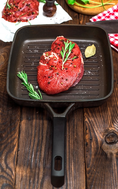 Photo piece of raw beef with spices