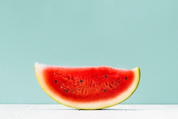 Photo piece of red watermelon on table