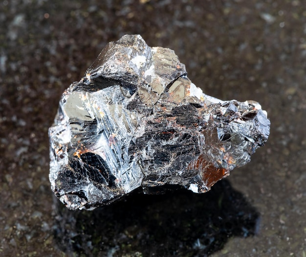 블랙에 Sphalerite zink blende 바위의 조각