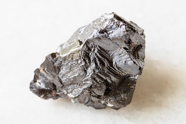 흰색에 Sphalerite zink blende 바위의 조각