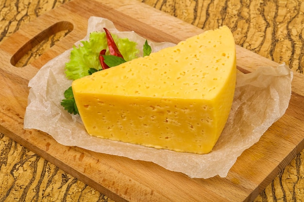 Кусок желтого сыра