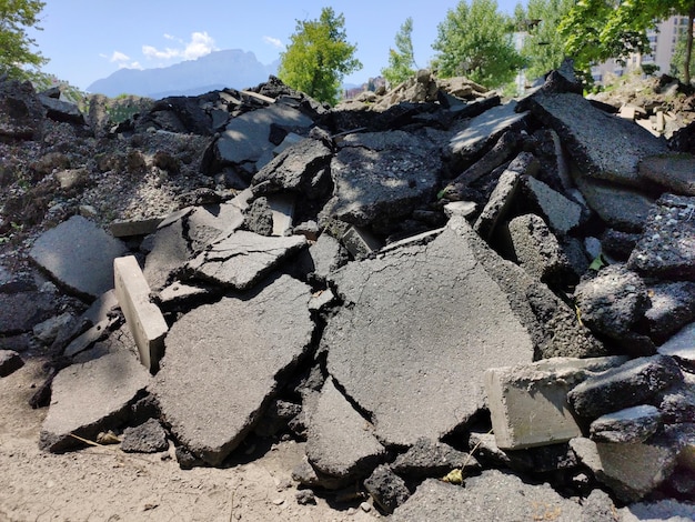 도로 의 아스팔트 콘크리트 포장 의 조각 들 이 무더기 로 해체 된 후