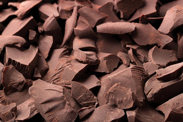 Pezzi di cioccolato nero primo piano, sfondo di alimenti biologici.