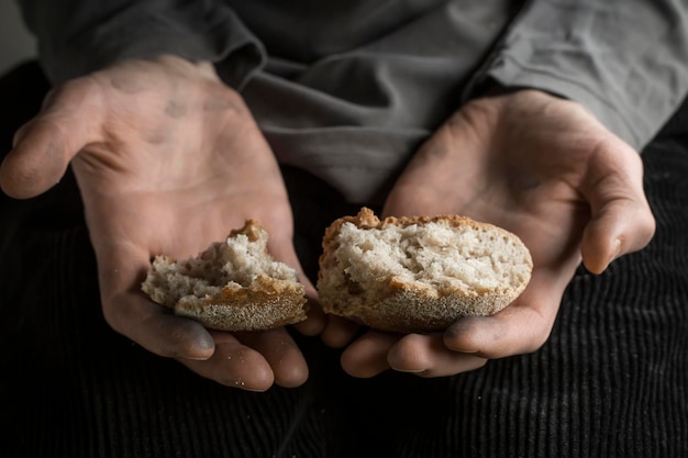 Photo pieces of bread in hands.