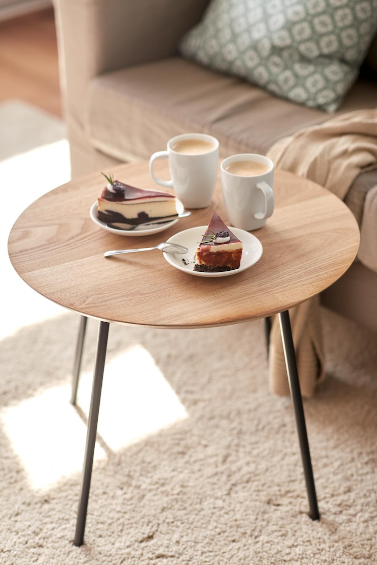 Photo pieces of chocolate cake on wooden table