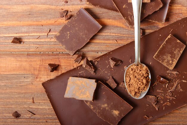 Pezzi di cioccolato sul primo piano del tavolo