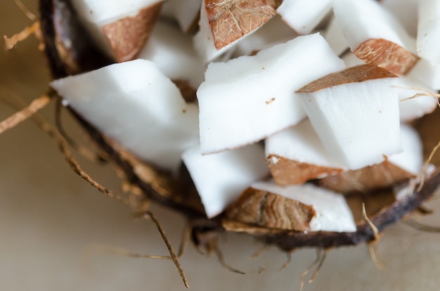 Pezzi di cocco in un guscio di noce di cocco naturale