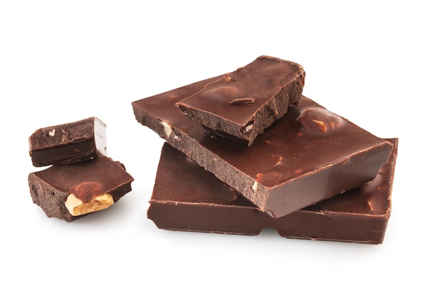 Кусочки темного шоколада с орехами на белом фоне