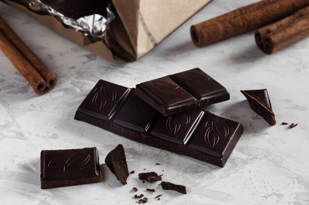 Кусочки темного шоколада с корицей