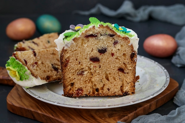 Pezzi di torta di pasqua su un piatto, un simbolo della festa ortodossa di pasqua, orientamento orizzontale, primo piano