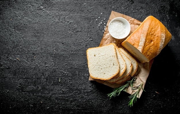 Photo pieces of fragrant bread with salt and rosemary