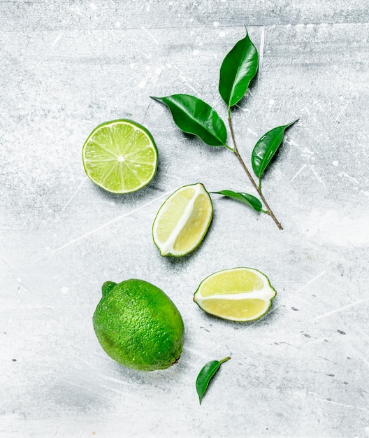 Foto pezzi di lime succoso fresco con fogliame