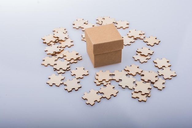 Кусочки головоломки вокруг коробки как концепция решения проблемы