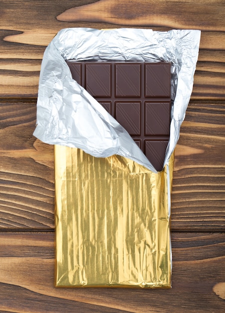 Фото Кусочки шоколада, изолированные на белом фоне