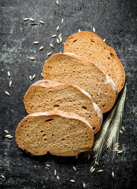 Фото Кусочки свежего ржаного хлеба с зернами и колосками
