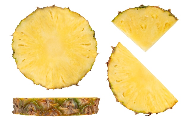 Фото Кусочки зрелого ананаса на белом изолированном фоне кусочки и кусочки ананаса с кожурой различных методов резки с разных сторон изолированные кусочки ананаса