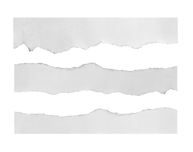 Фото Куски рваной бумаги на белом фоне с копией пространства для текста