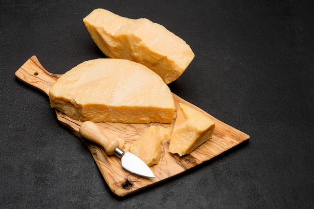 치즈 또는 파르 미지 아노 치즈와 포도 조각