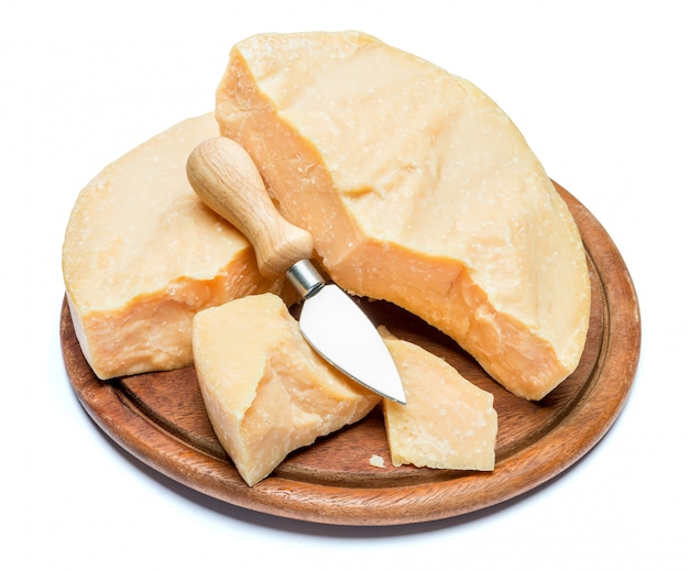 파마산 또는 파르 미지 아노 치즈 조각