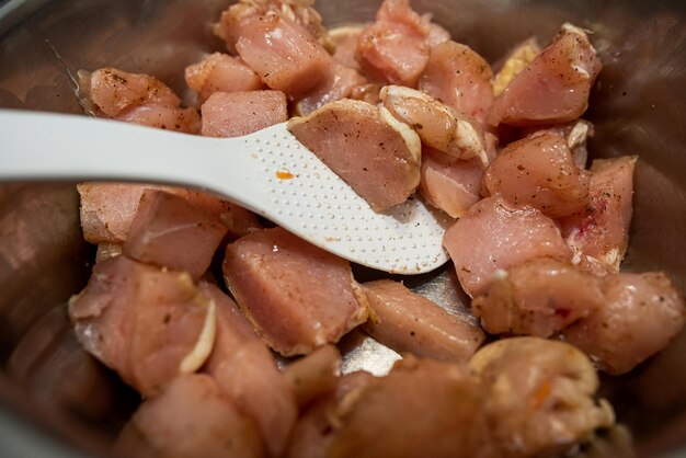 Foto pezzi di carne di maiale per barbecue marinati in ciotola