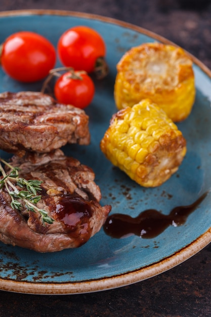 赤身の肉、野菜のステーキ