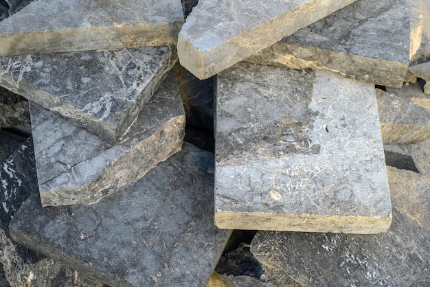 舗装用の石の塊が 背景として堆積しています 3