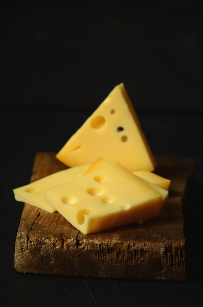Кусочки швейцарского сыра