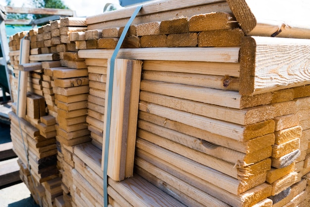 Pezzi di legno che formano un modello interessante mucchio di legna da ardere