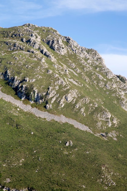 Piek op de Picos de Europa-bergen buiten Riensena Austurias, Spanje