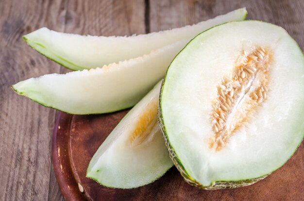 나무 테이블에 Piel De Sapo Melon