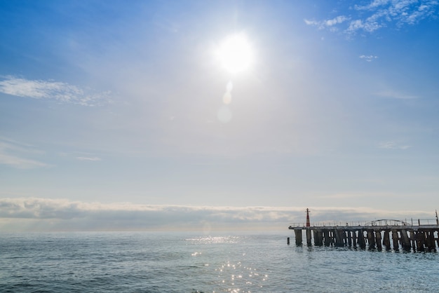 Pier aan de zeekust op een zonnige zomerdag