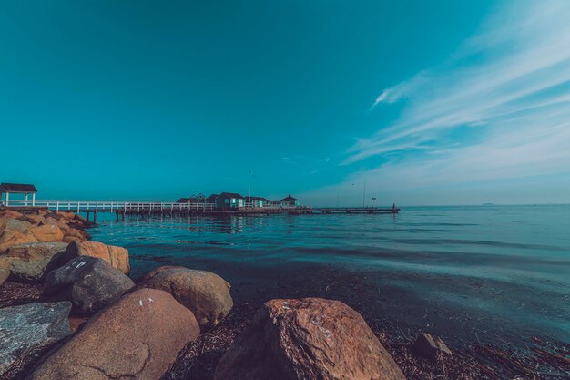 Pier aan zee met blauwe lucht