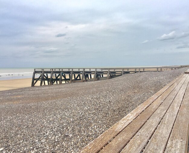 Foto pier sulla spiaggia contro il cielo