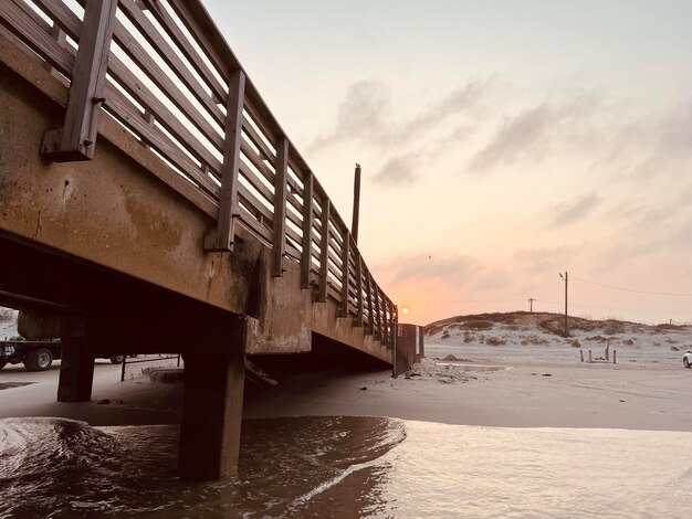 Foto al molo della spiaggia durante il tramonto