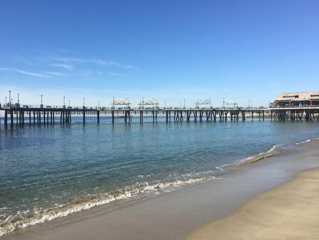 Foto pier sulla spiaggia